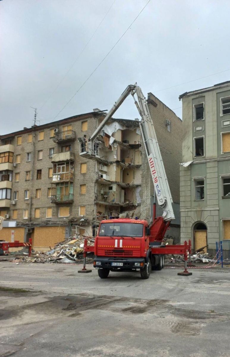 Обстріл Харкова: розбирають завали у центрі міста будівельники та рятувальники
