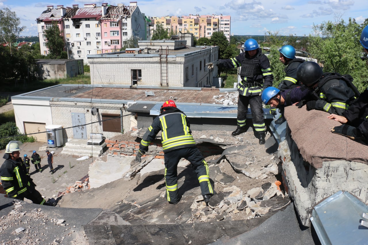 Розбирали завали рятівники у зруйнованому районі Харкова