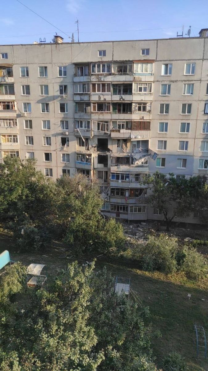 Новини Харкова: у Чугуєві окупанти зруйнували багатоповерховий будинок