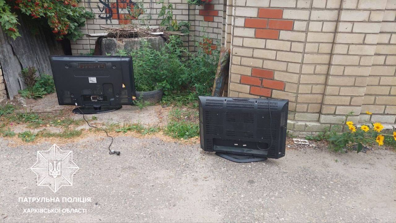 Тягнув вкрадені телевізори злодій та був затриманий правоохоронцями в Харкові    