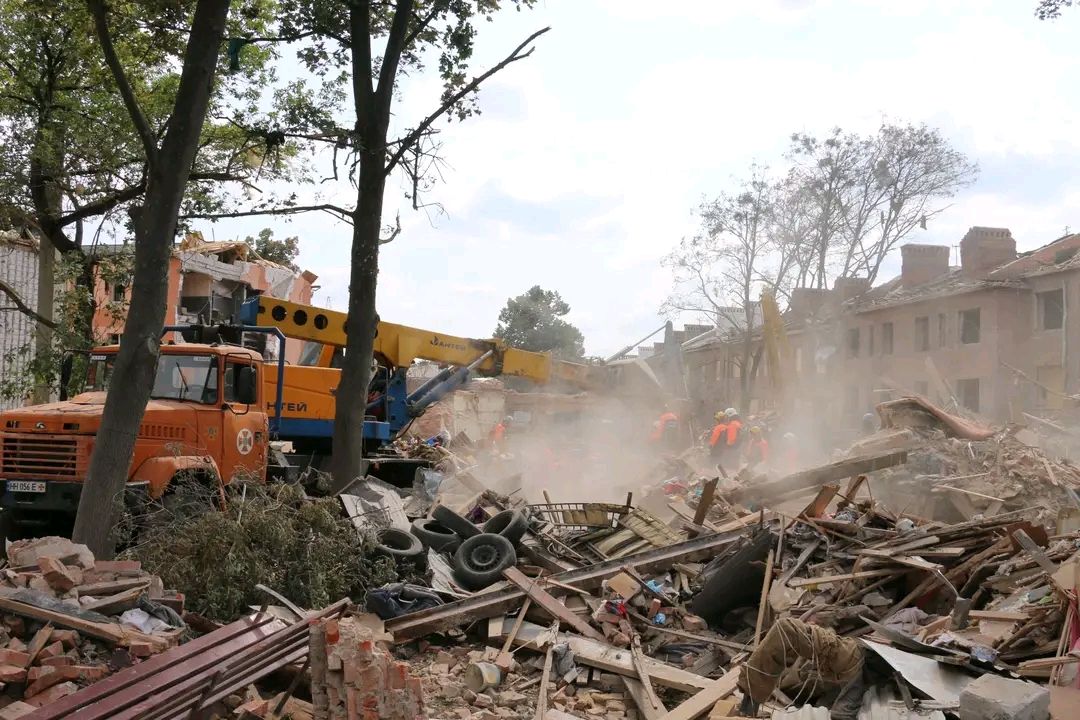 Обстріл Харкова: Продовжуються аварійно-рятувальні роботи у зруйнованій триповерхівці