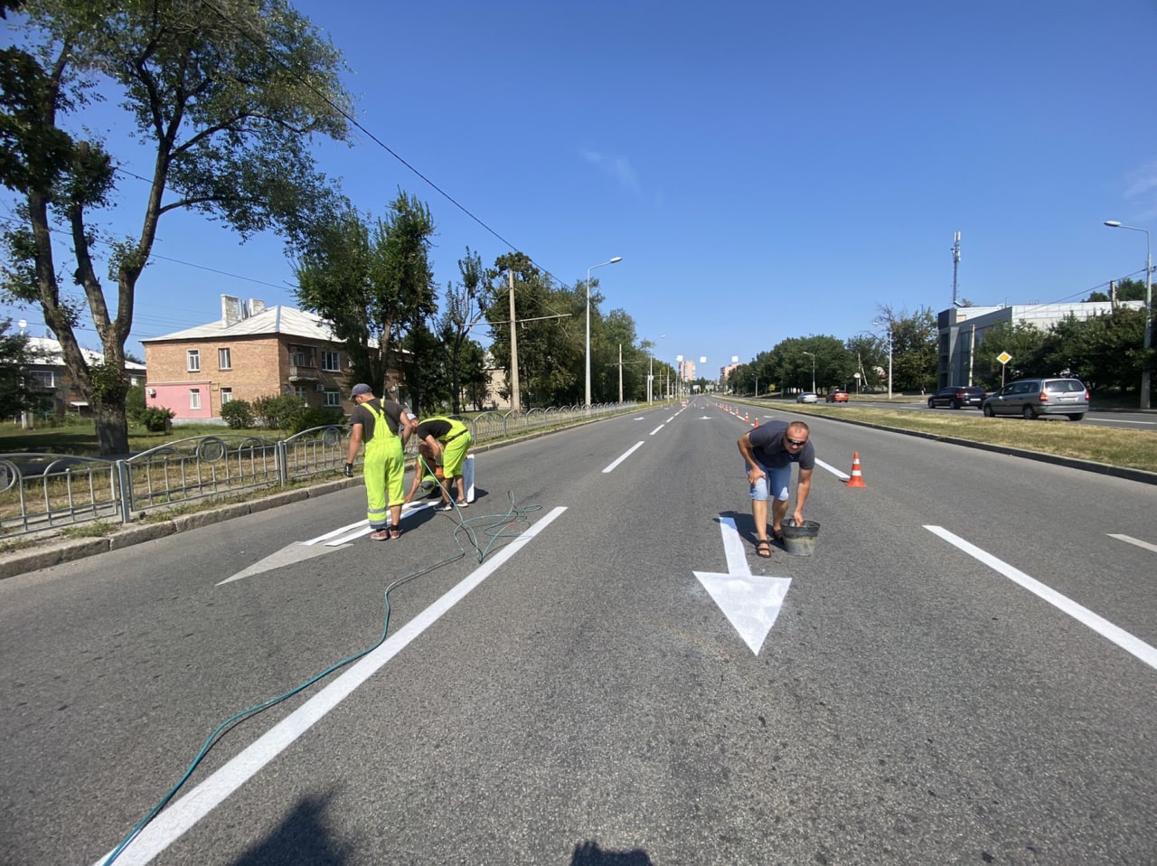 Ремонтуют покриття у різних районах міста харківські шляховики