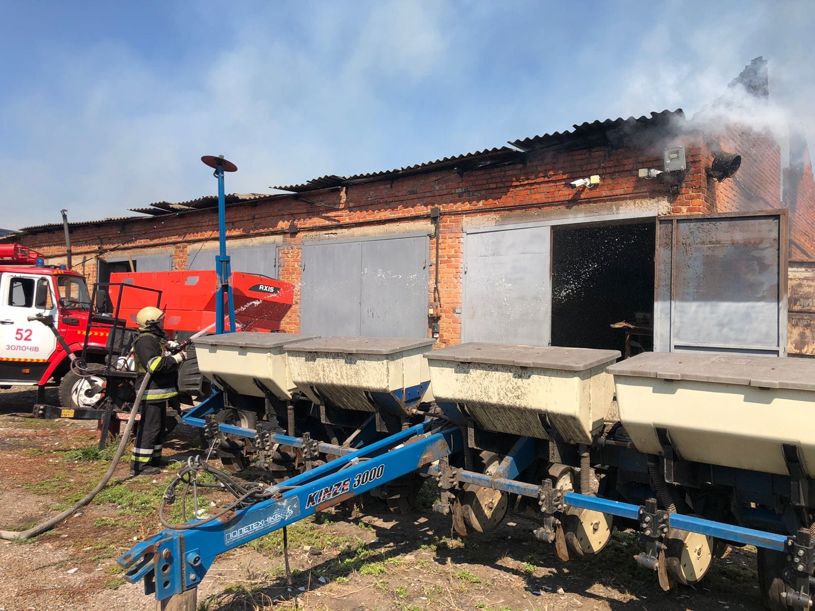 Новини Харкова: пожежа на ремонтних майстернях та складах