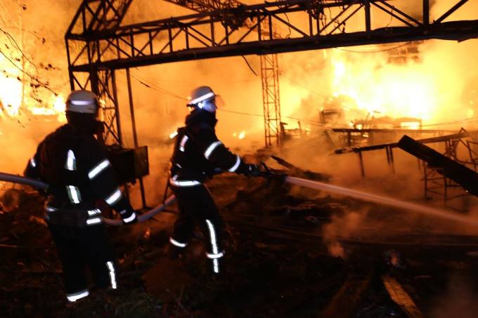 Пожар в ресторане Дубровский после ракетного удара по Харькову