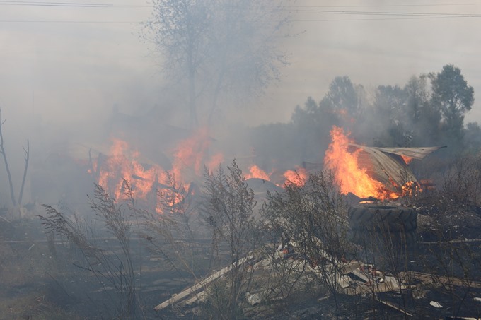 Новини Харкова: у селі Безруки два дні гасять масштабні пожежі після обстрілів