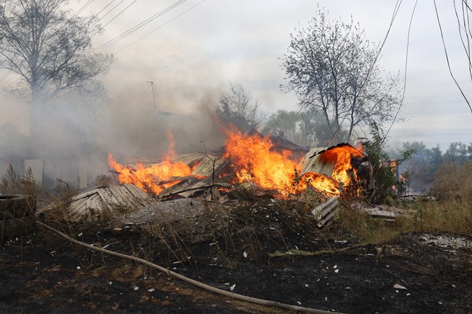 Новини Харкова: у селі Безруки два дні гасять масштабні пожежі після обстрілів