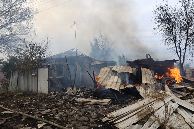 після обстрілу 3 вересня в селі Безруки пожежа охопила відразу 12 приватних маєтків