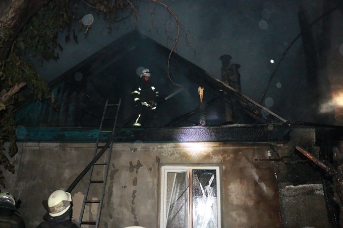 Пожежа у приватному будинку в Індустріальному районі Харкова внаслідок обстрілу 6 вересня о 01:15