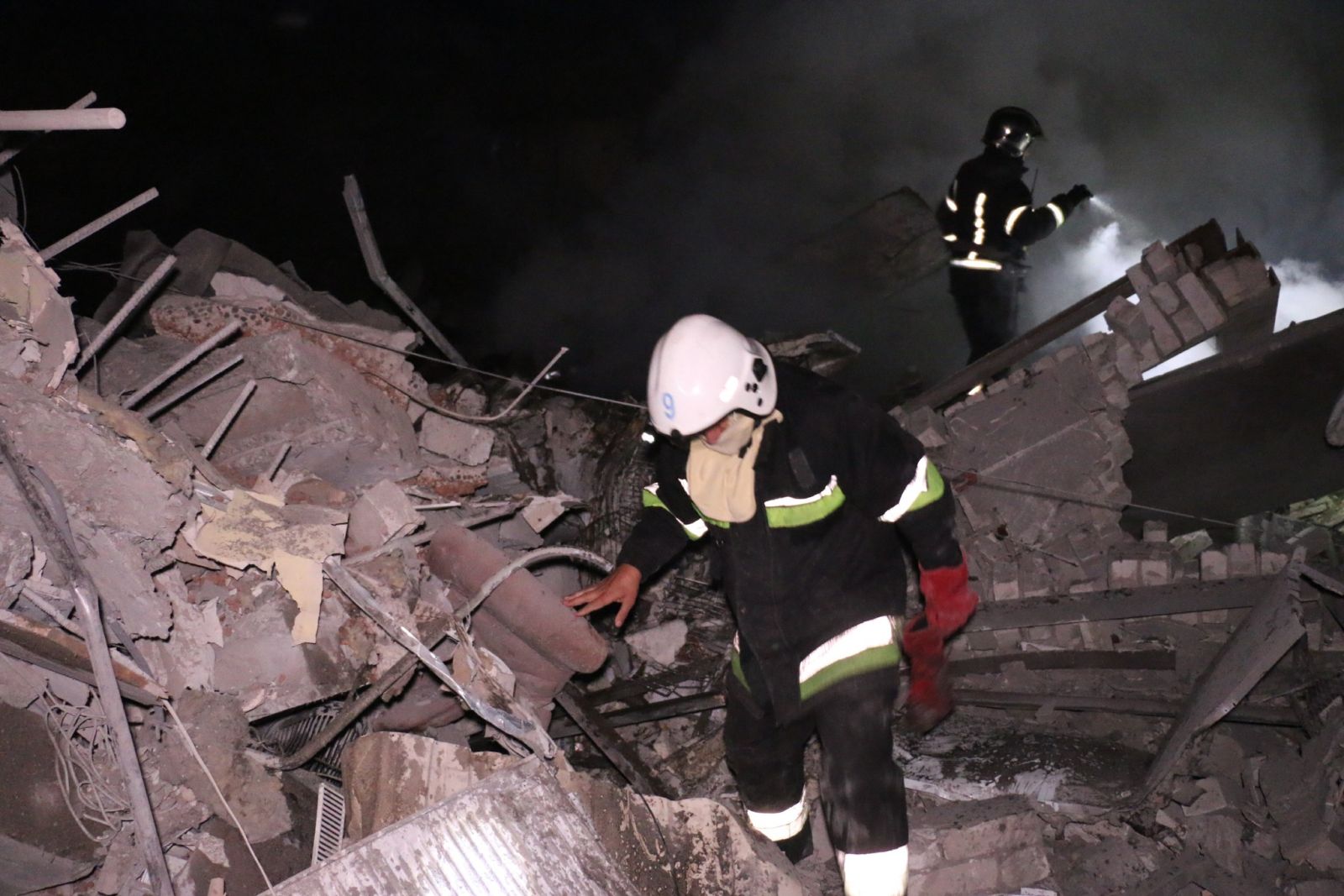 Новини Харкова: Після обстрілу зруйнована триповерхова адмінбудівля