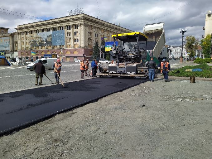 У Харькові перед будівленю ХОДА на вулиці Сумській, 39 комунальникивідновлюють тротуари