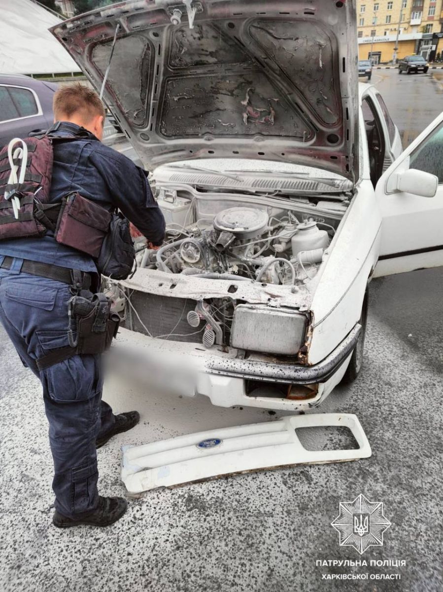 Спалахнуло авто у центрі: врятували водія харківські поліцейські
