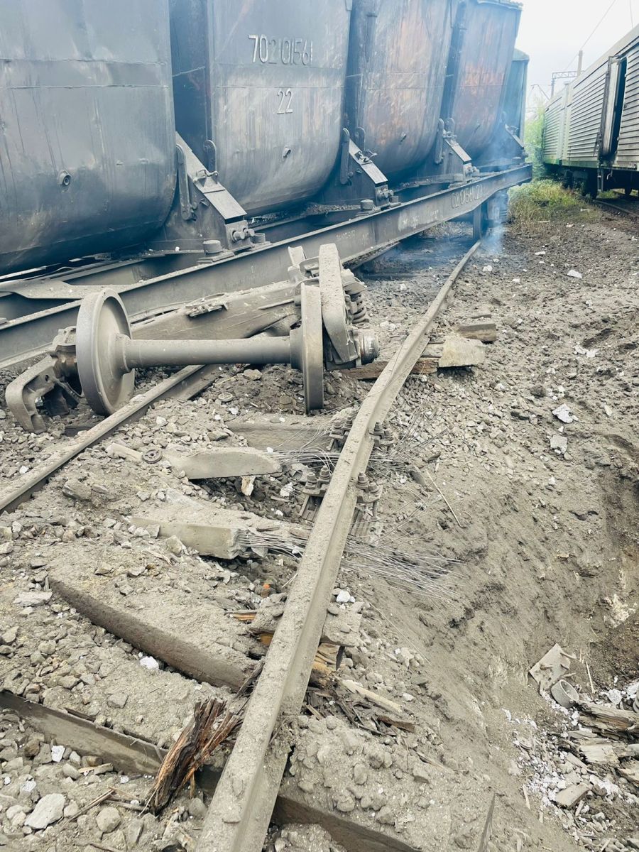 Новини Харкова: фото ракетного обстрілу залізничної колії