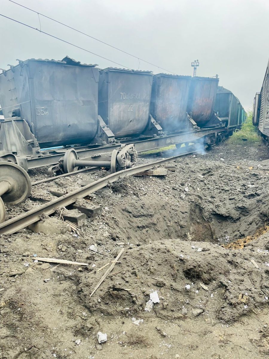 Новини Харкова: фото ракетного обстрілу залізничної колії