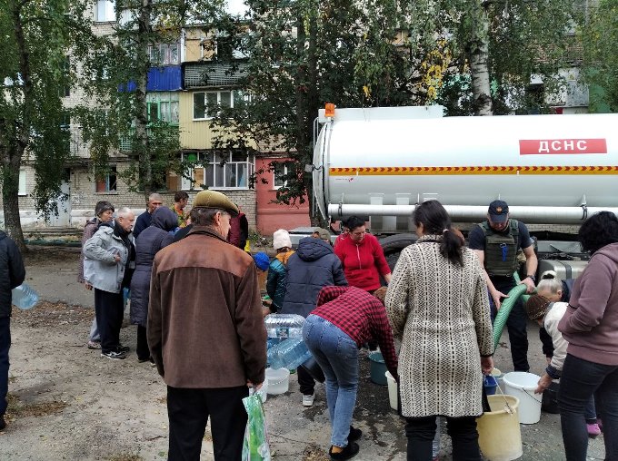 Рятувальники підвозять воду жителям деокупованих громад  Куп'янська, Ізюму та селища Шевченкове
