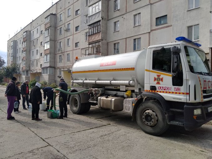 Рятувальники підвозять воду жителям деокупованих громад  Куп'янська, Ізюму та селища Шевченкове