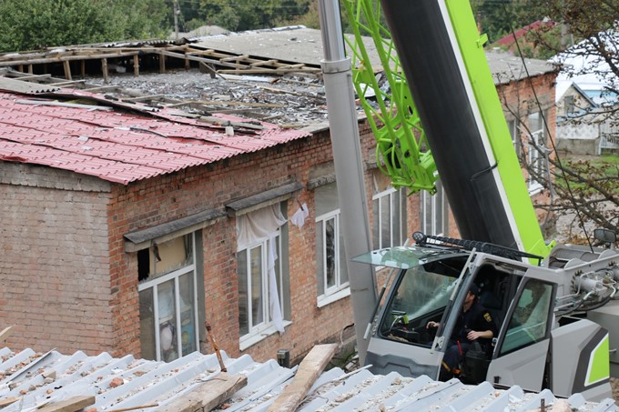 Разбор завалов после обстрела в городах Изюм и Балаклея Харьковской области