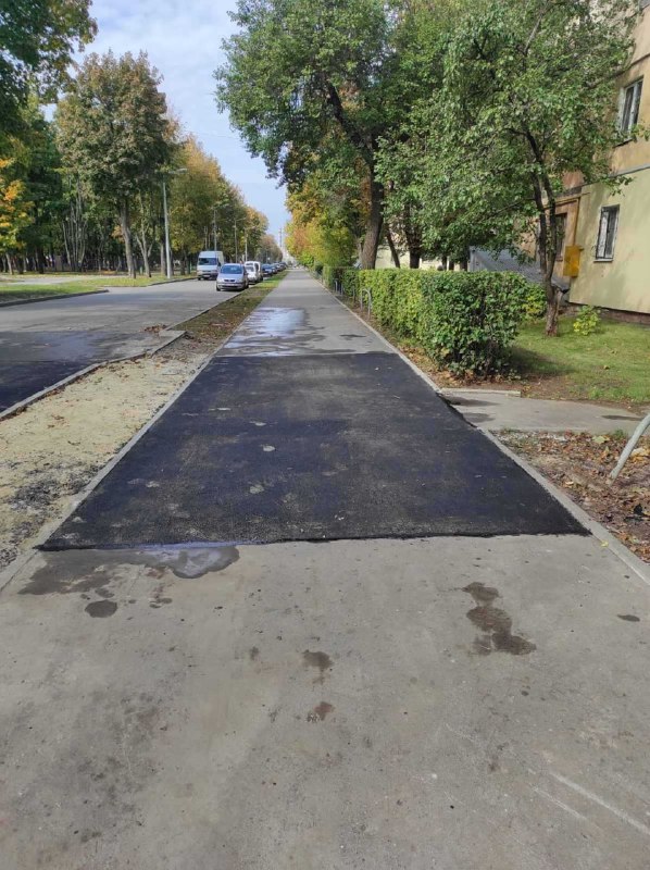Відновляють покриття вулиць комунальники Харкова