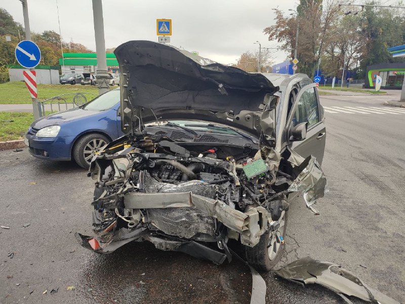 ДТП Харків: Перевернулася "швидка допомога" від удару Jeep Compas