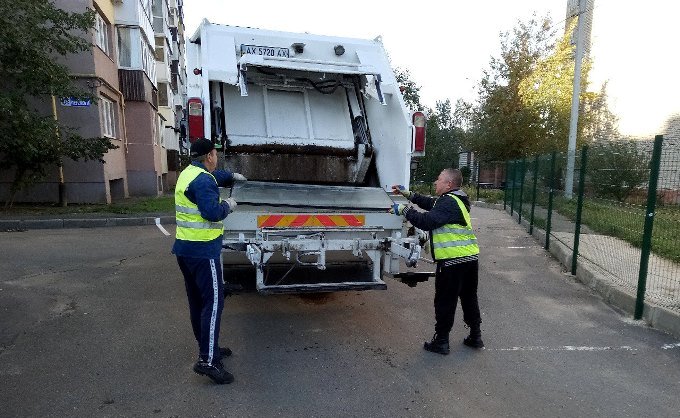 Новини Харкова: фото, як КП КВПВ вивозить сміття
