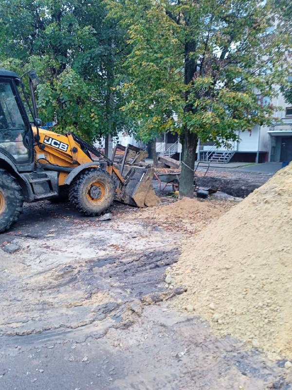 Упорядковують дороги після ремонту мереж харківські комунальники