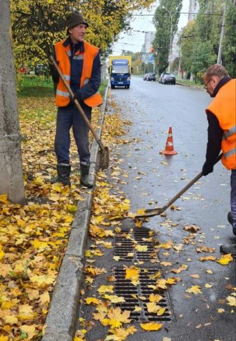 Новини Харькова: комунальники прочищають зливову каналізацю