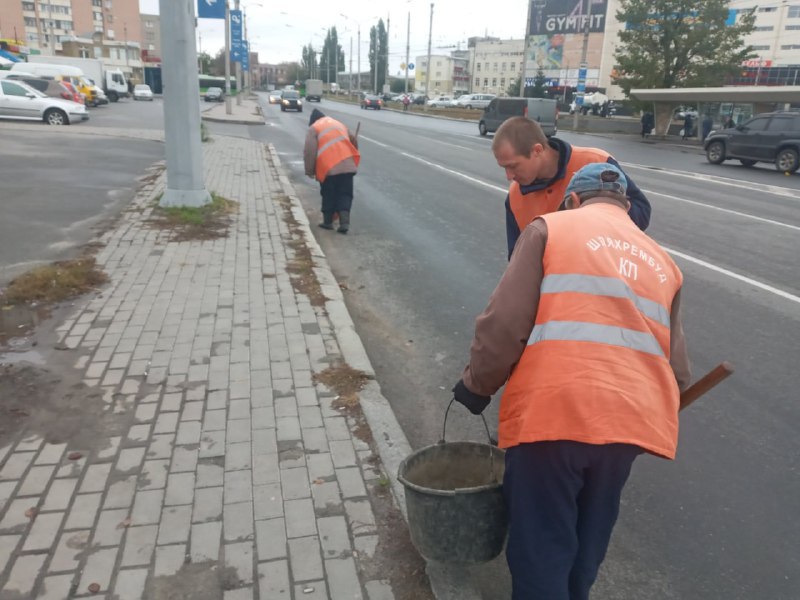 Відновляють пошкоджені вулиці комунальники Харкова