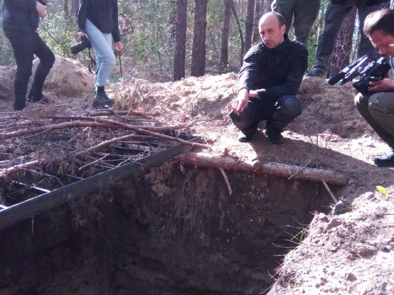 Знайдені тіла жертв загарбників, що загинули в кайданках у ямы на деокупованій території Харківщині