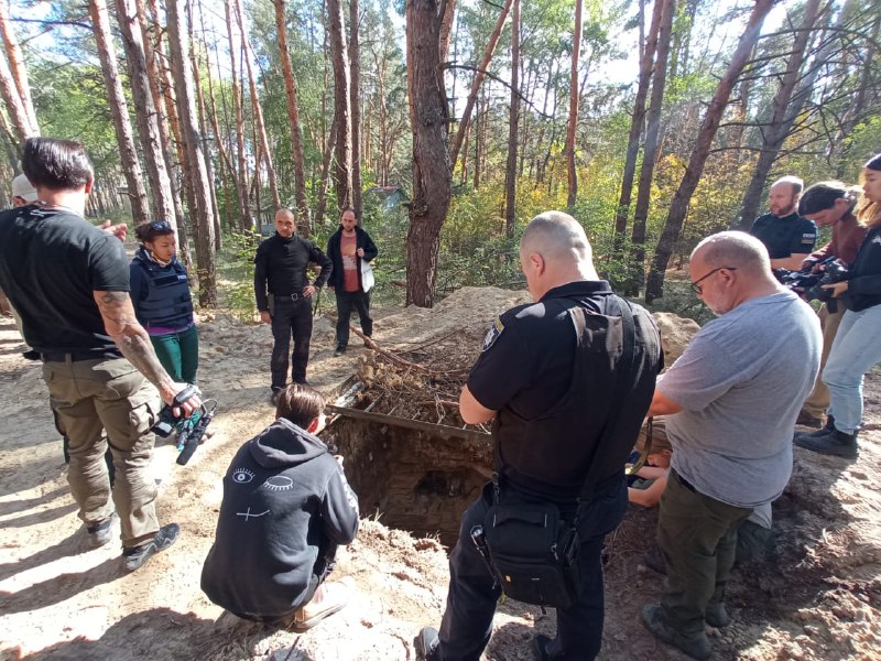 Знайдені тіла жертв загарбників, що загинули в кайданках у ямы на деокупованій території Харківщині