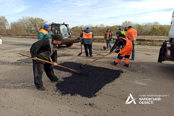 У Харківській області ремонтують після бойвих дій п’ять доріг державного значення