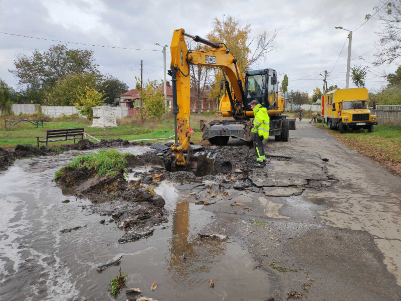 на водоводі діаметром 1000 мм по вул. Гостинній