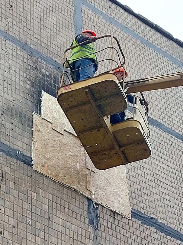 Закривають контури пошкоджених будинків Харкова ремонтники