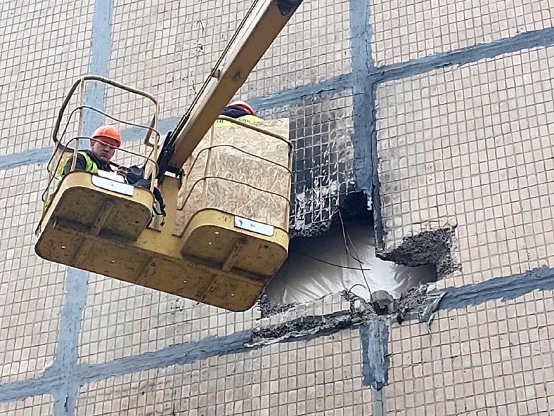 Закривають контури пошкоджених будинків Харкова ремонтники