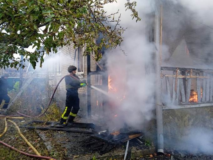 Пожежа в селищі Дворична Куп’янського району після обстрілу 24 жовстня