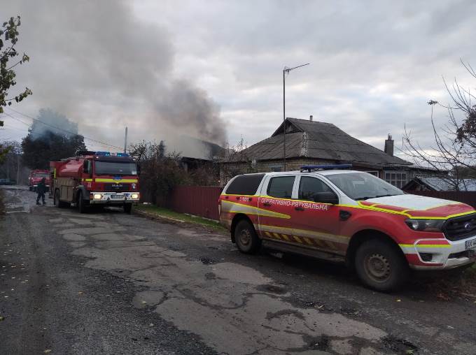 Пожежа в селищі Дворична Куп’янського району після обстрілу 24 жовстня