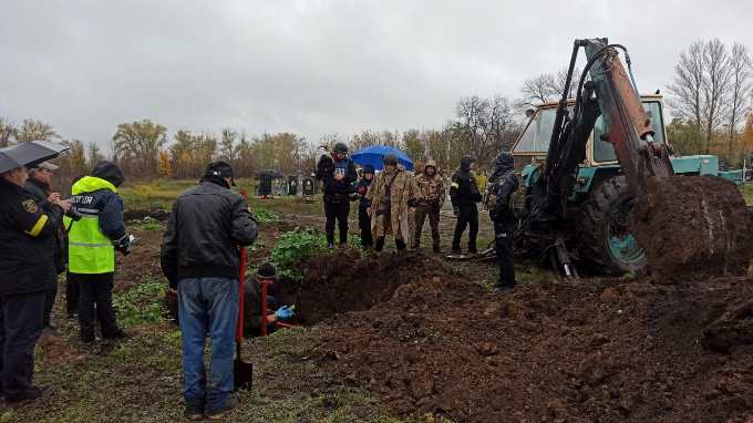 Братерську могилу військових ЗСУ, які загинули у квітні під час відступу, знайшли у Харківській області.