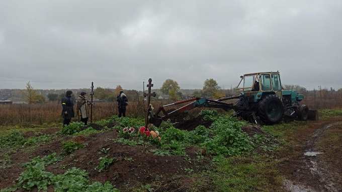 Братерську могилу військових ЗСУ, які загинули у квітні під час відступу, знайшли у Харківській області.
