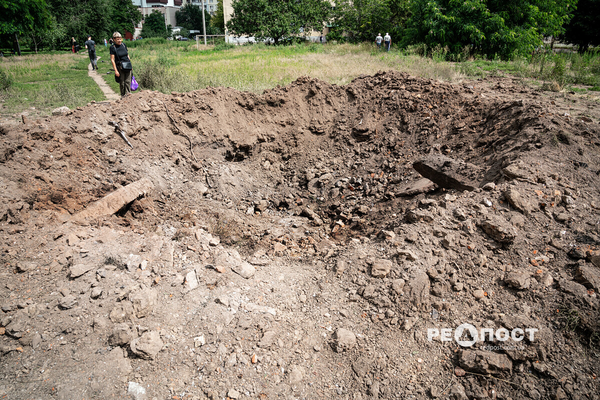 воронка от ракетного удара по Харькову