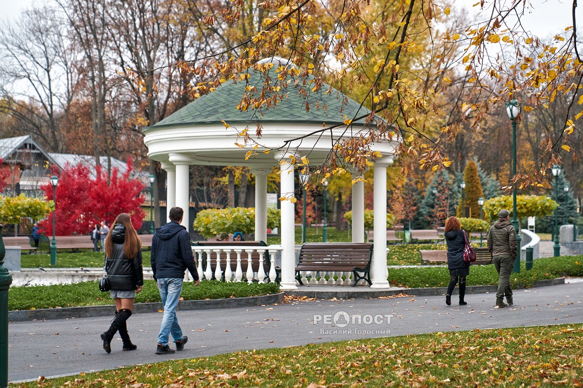 сад Шевченко в Харькове, парк, беседка, идут люди