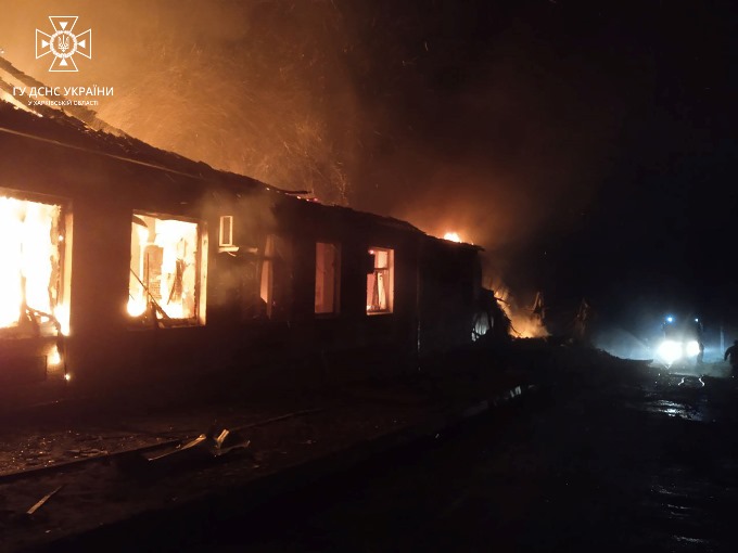 В Купянске после обстрела горела крыша магазина
