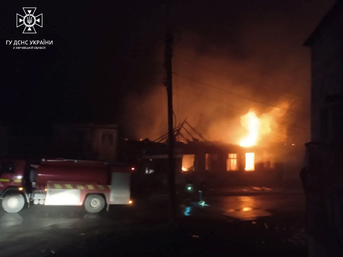 В Купянске после обстрела горела крыша магазина