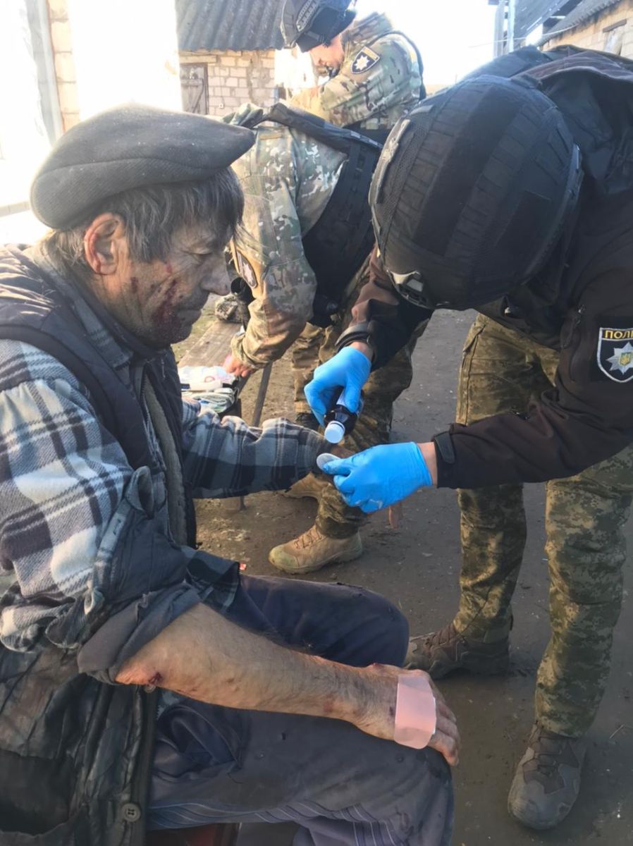 Новини Харкова: поліцейські надали домедичну допомогу постраждалим внаслідок артобстрілу
