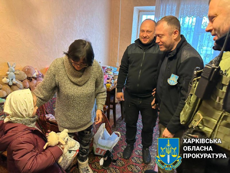 Допомогли маленькій дівчинці, яка вижила під час терору ворога на Харківщині прокурори