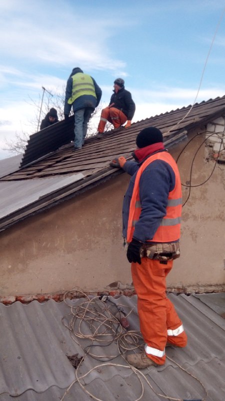 Ремонтують покрівлі будинків комунальники Харкова