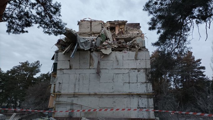  окупанти влучили ракетою С-300 в житловий будинок  у селі Клугино-Башкирівка близько півночі 1 грудня.