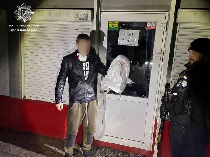 У ніч на 13 грудня патрульні затримали у Харкові чоловіка, який проник до магазину з метою крадіжки