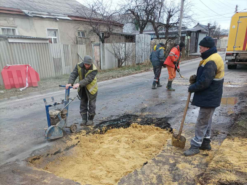 У Харькові бригади КП Харківводоканал усувають пошкодження на водоводах