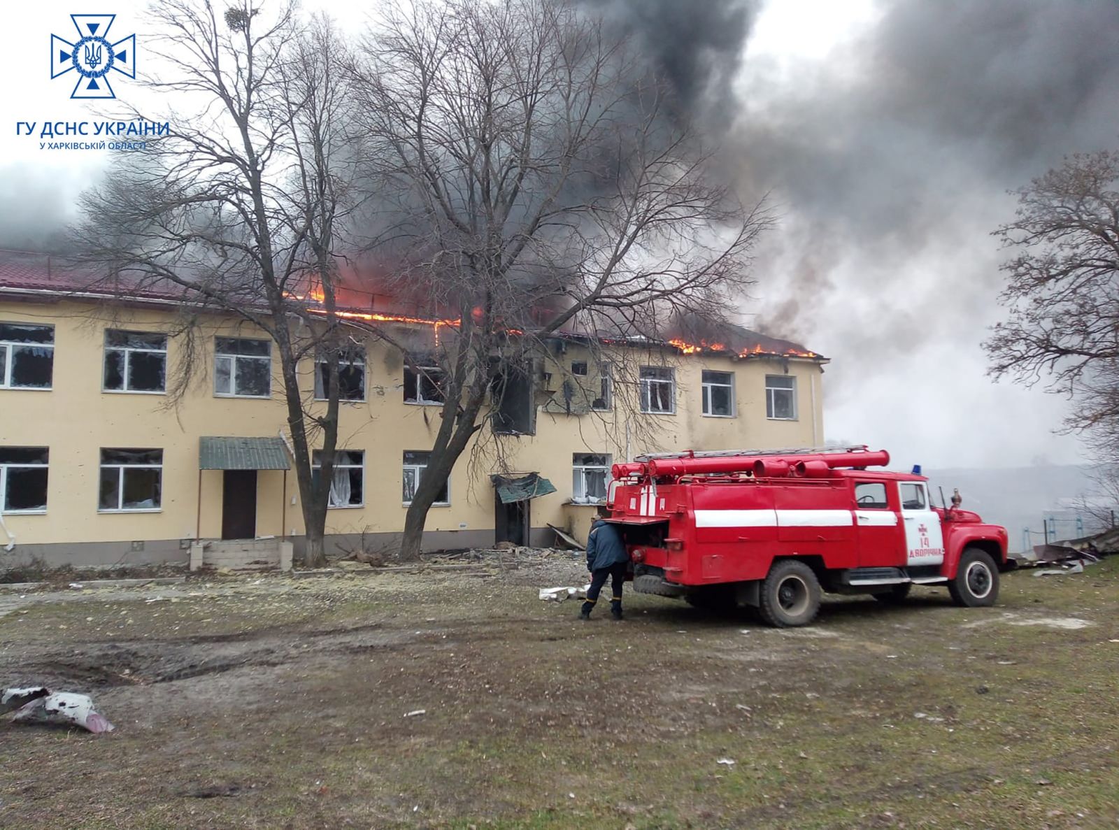 Обстріл ліцею на Харківщині: сталася масштабна пожежа