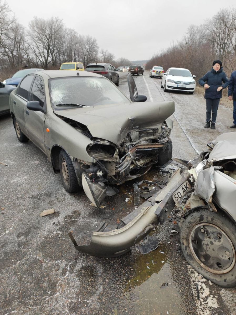 ДТП Харків: Розбилися Dаеwоо Lаnоs та ЗАЗ 110206, які зіткнулися на оружній дорозі