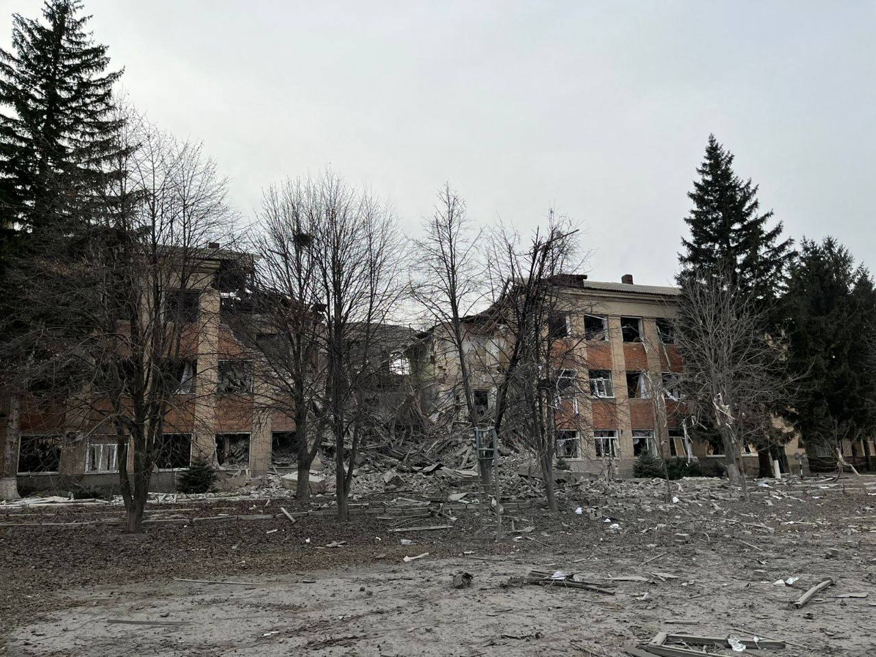 Внаслідок ракетного удару по Куп'янську зруйновано будівлю Автотранспортного фахового коледжу