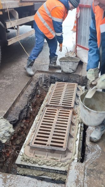 У Харкові комунальники проводять планові роботи з утримання зливової каналізації у робочому стані